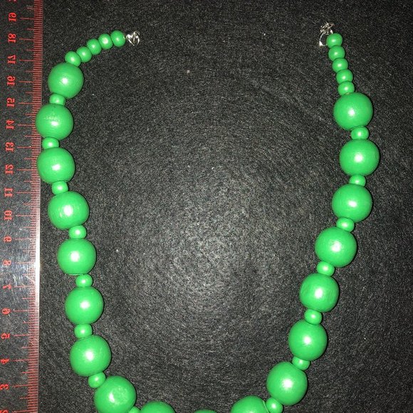 women's necklace green wood beads chunk beads 16" long - Picture 1 of 3